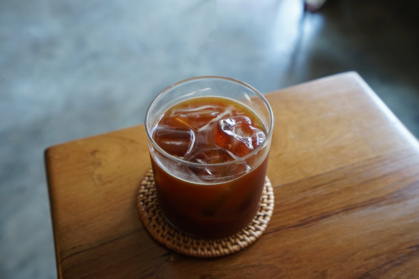 走近一杯冰黑咖啡图片下载