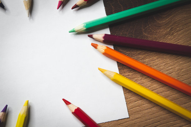 彩色铅笔和白纸。孩子们的创造力。模板图。图片下载