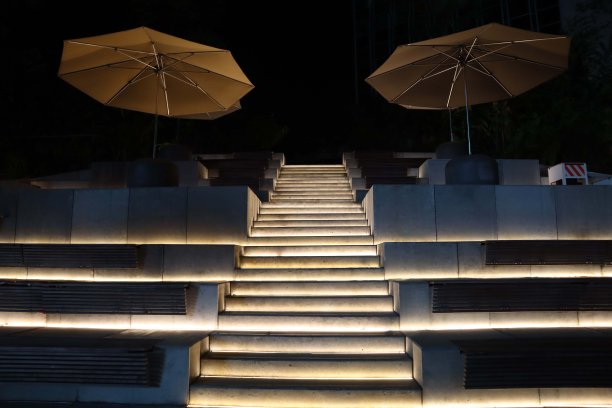 乌节路发光的台阶和楼梯图片下载