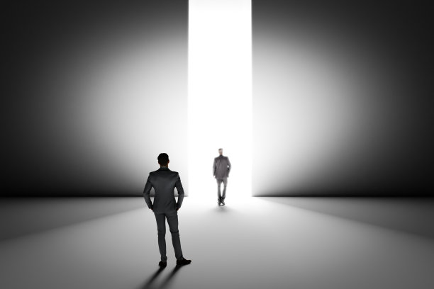 3d渲染步行的人与一个案例开放的大门与许可图片下载