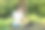 受自然启发的人。使用互联网、笔记本电脑和耳机进行远程工作和学习。配以薄荷和柠檬的美味清爽的鸡尾酒图片下载
