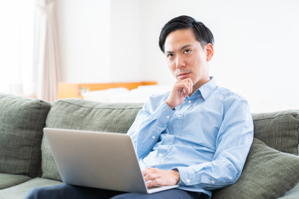 年轻人用笔记本电脑，思考图片下载