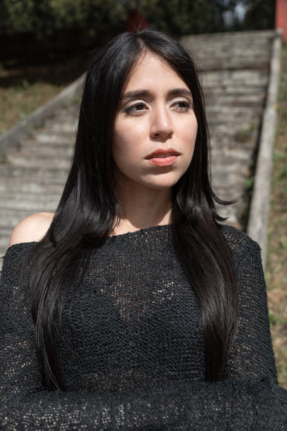 年轻拉丁女性的脸，自然美丽的嘴唇细节，失去了容貌和美丽的皮肤图片下载