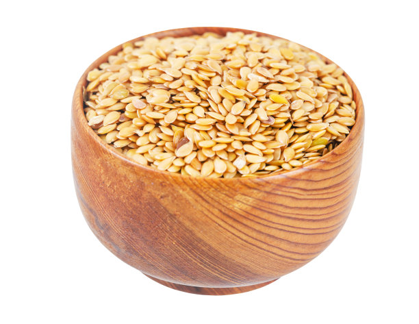 金亚麻种子在木碗孤立在白色背景。图片下载