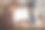 专注的女人坐在办公室里画画的肖像图片下载
