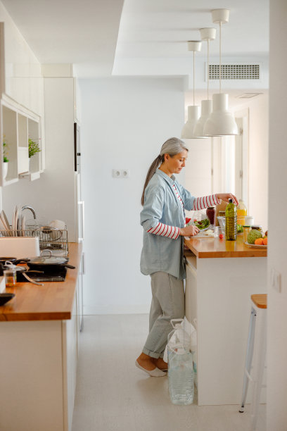 女人在家里厨房里做午饭图片下载