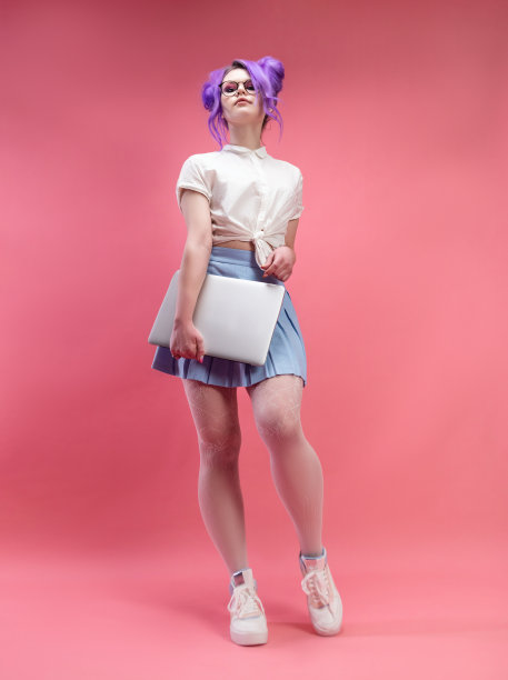 可爱性感的女孩，戴着眼镜，紫色的头发，穿着夏装，粉红色的背景，手提电脑图片下载