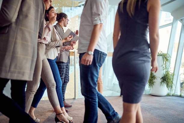 人们在商务大楼的走廊上工作图片下载