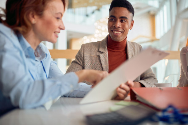 和不同的同事一起笑的男人。图片下载