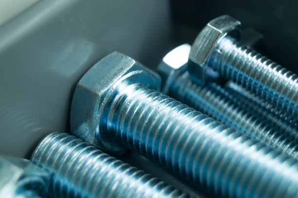 大安装螺栓。工具箱里的新紧固件。金属螺栓特写。有选择性的重点图片下载