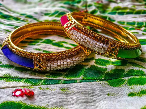美丽的设计师印度风格的彩色手镯集或手镯装饰在模糊的背景的库存照片。在印度卡纳塔克邦班加罗尔的自然光下拍摄的照片。图片下载