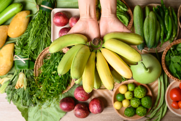 有机东南亚蔬菜和水果，来自当地农贸市场的夏季季节，泰国北部图片下载