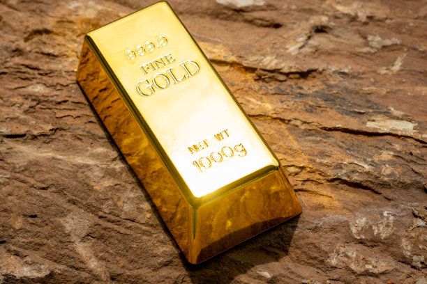 岩石地上的金条图片下载