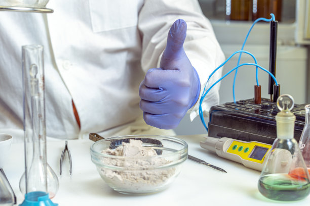 运动营养实验室分析。检验员对乳清蛋白粉的分析结果表示满意。图片下载