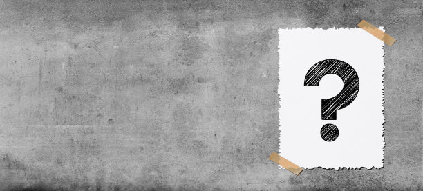 带问号的纸条贴在有纹理的混凝土墙背景上图片下载