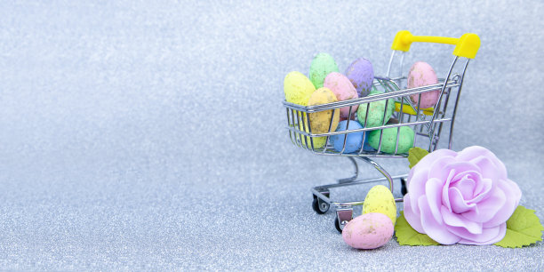 在浅银色的背景上，一个篮子里的彩色复活节彩蛋图片下载