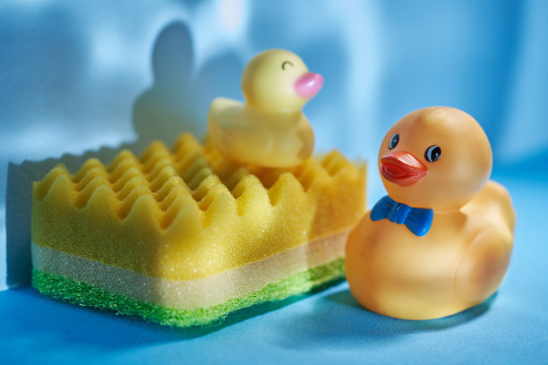 黄色波浪海绵上的橡皮鸭图片下载