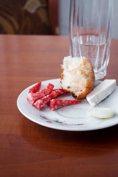 盘子里放着香肠和奶酪的面包图片下载