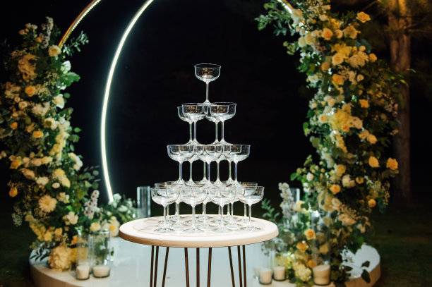 在一个晚上的仪式上，在拱门附近的一个由香槟酒杯组成的大金字塔。图片下载