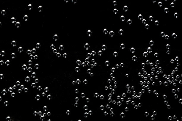 黑色背景上的白色泡泡。白色的散景。黑白图像。图片下载