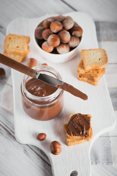 小面包配甜巧克力作早餐。图片下载