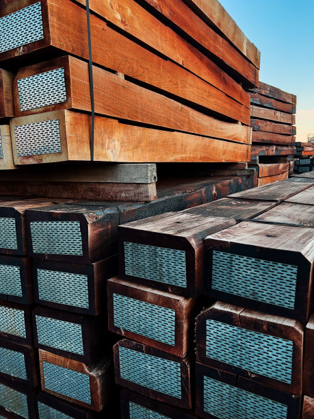由橡木硬木材料制成的堆叠铁路枕木图片下载