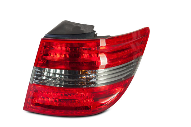 一个停止信号的尾灯为一个德国自动光学设备的白色和红色在一个白色孤立的背景。零配件在汽车服务中心修理和出售的零配件图片下载