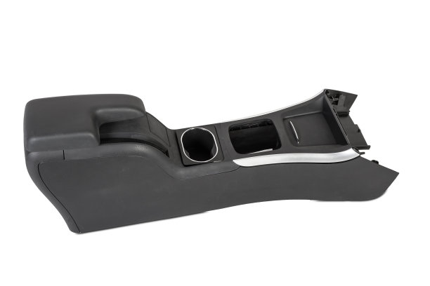 汽车内饰的塑料元素被覆盖在黑色皮革-扶手或手套隔间-在白色背景上有空调孔的备件。目录网站图片下载