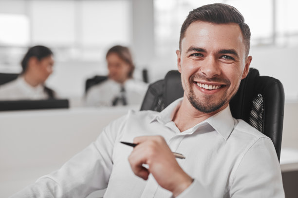 积极的男性办公室经理图片下载