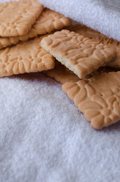 饼干放在白色毛巾上，带侧灯图片下载