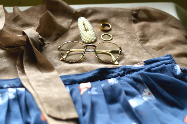 复古衣服和黄金饰品图片下载