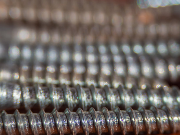 彩色抽象背景由自攻螺钉或螺钉制成。图片下载