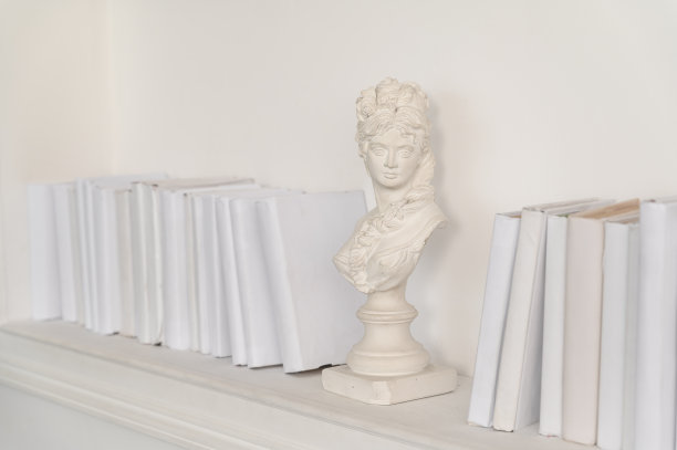 白色书架，书无题字，半身像装饰图片下载