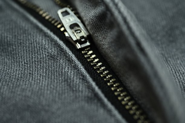 牛仔裤上的金属拉链图片下载