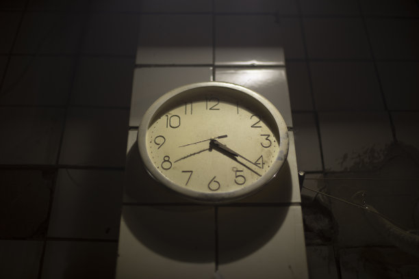 时钟在墙上。圆形的表盘。手的时钟。图片下载