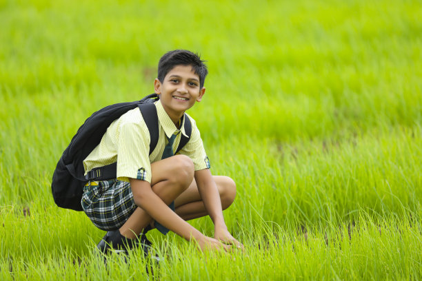 印度学生在葱花田里。图片下载