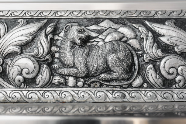 寺庙内雕刻银器工艺品。图片下载