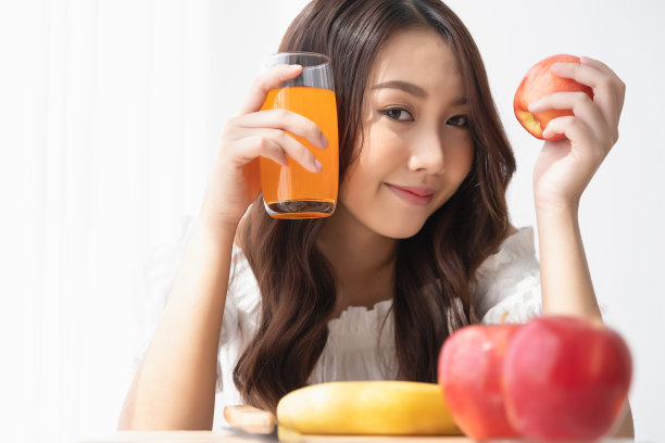 健康的生活方式，接近美丽的年轻亚洲妇女与果汁微笑快乐。健康饮食，食物和生活方式，健康，美丽，节食的概念。图片下载