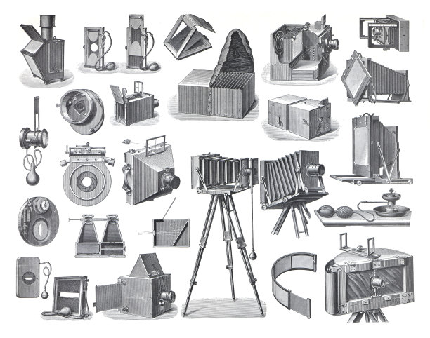老式和古董摄影相机或摄影设备的收藏。手绘雕刻插图。古董和模拟技术的大收藏。图片下载