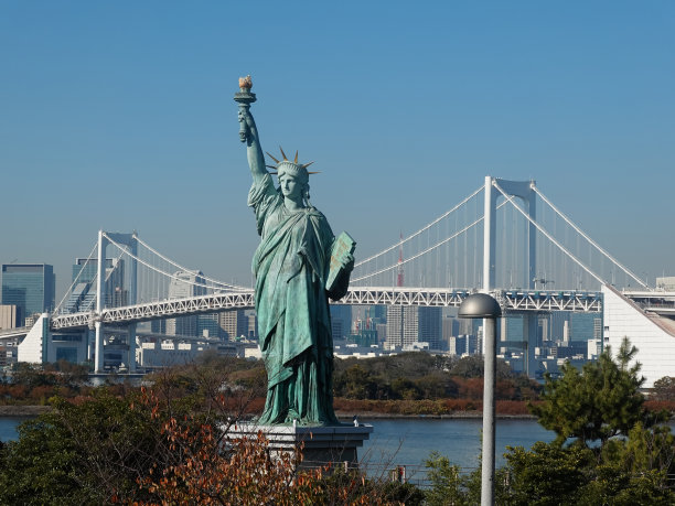 台场(东京港区)自由女神像周围的木板路图片下载