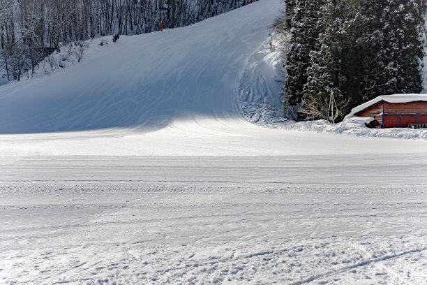 清晨，积雪覆盖的小路和滑雪场空旷的尽头图片下载
