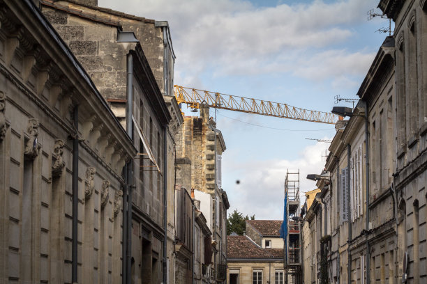 在法国波尔多历史中心的一个房地产运营中，有选择性地模糊了典型的波尔多建筑，称为echoppes bordelaise正在翻新。图片下载
