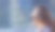 亚洲女性模特与姜黄色头发戴太阳镜，而直视太阳与复制空间图片下载