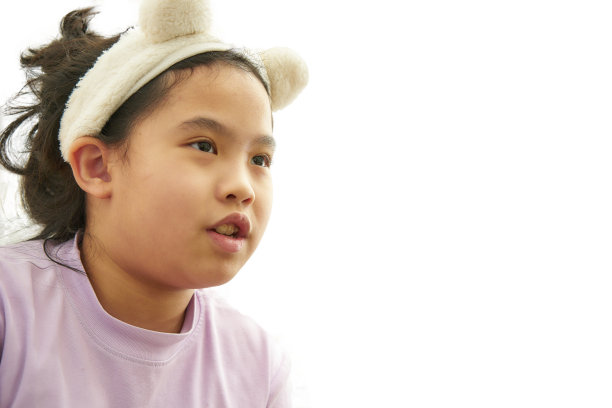 年轻女孩离开镜头后看起来很兴奋图片下载