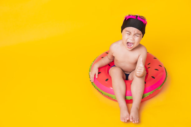 孩子们坐在充气椅里玩得很开心图片下载