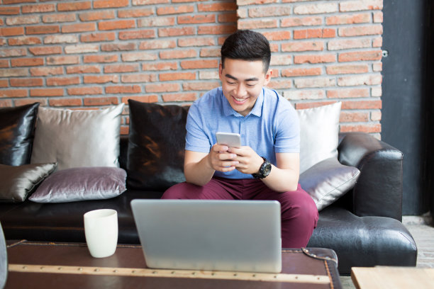 咖啡馆里的年轻帅哥图片下载