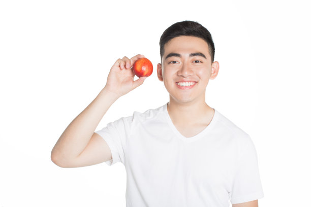 拿着新鲜水果的男孩图片下载