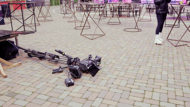 损坏掉在地板上的摄像机图片下载