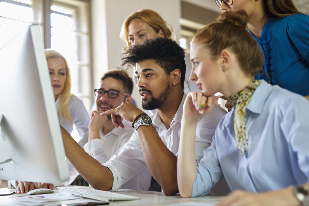 在商业培训期间合作的多民族商人团体图片下载