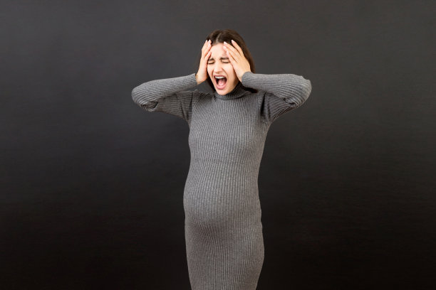 年轻美丽的孕妇感觉头痛就在彩色背景上孤立。孕妇压力过大或母亲问题图片下载